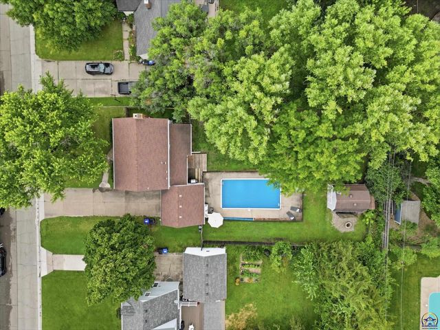 1921 SW Oakley AVE, Topeka, KS 66604