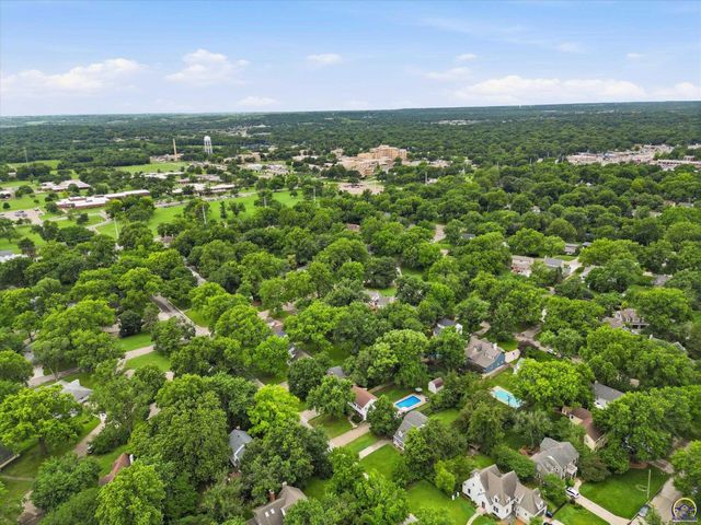 1921 SW Oakley AVE, Topeka, KS 66604