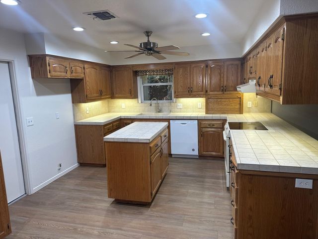 2936 S Conyer Street, Visalia, CA 93277