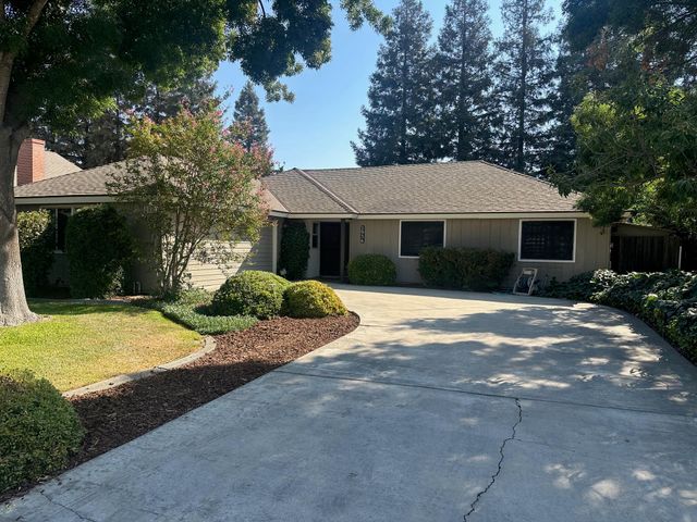 2936 S Conyer Street, Visalia, CA 93277