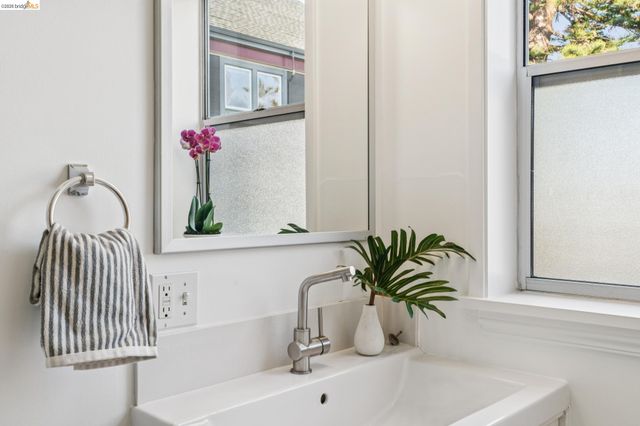 926 Chester G, Oakland, CA 94607