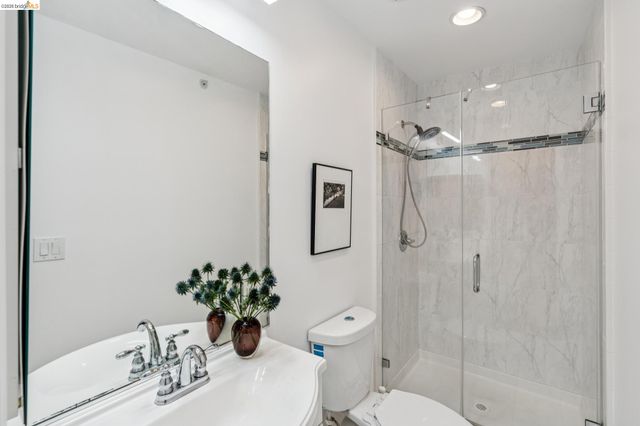 926 Chester G, Oakland, CA 94607