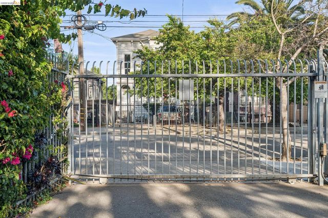 926 Chester G, Oakland, CA 94607