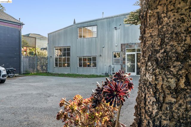 926 Chester G, Oakland, CA 94607
