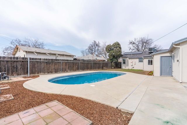 3548 E Lamona Avenue, Fresno, CA 93703