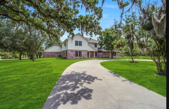 3011 Willow Oak Lane, Sealy, TX 77474