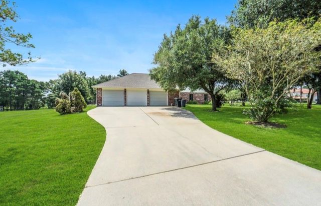3011 Willow Oak Lane, Sealy, TX 77474