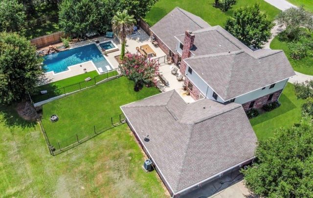 3011 Willow Oak Lane, Sealy, TX 77474