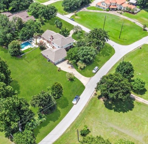 3011 Willow Oak Lane, Sealy, TX 77474