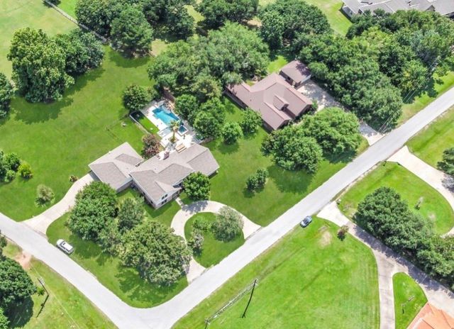 3011 Willow Oak Lane, Sealy, TX 77474
