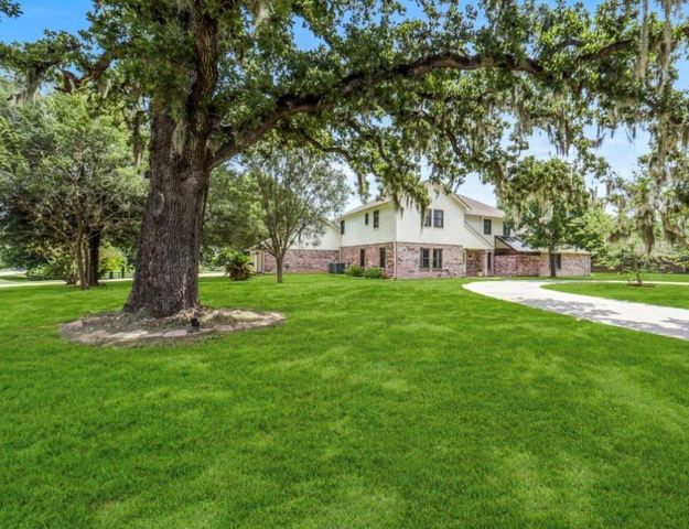 3011 Willow Oak Lane, Sealy, TX 77474
