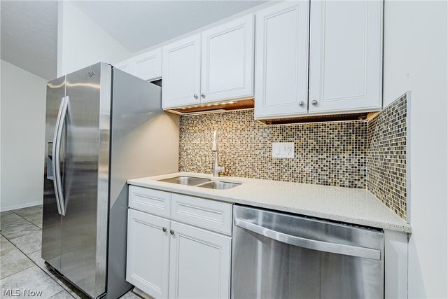 2904 Shakespeare Lane, Avon, OH 44011