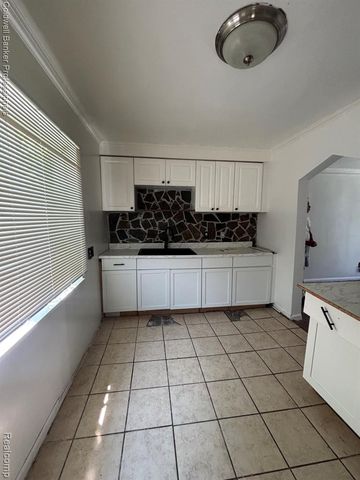 21671 Frazer Avenue, Southfield, MI 48075