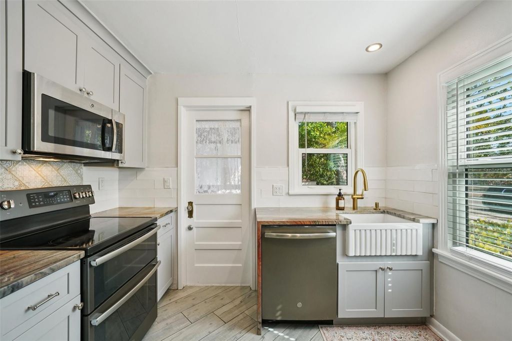 Image 6 of property listing at 4421 8TH AVENUE N, St Petersburg, FL 33713