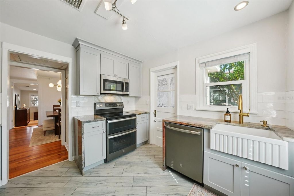 Image 7 of property listing at 4421 8TH AVENUE N, St Petersburg, FL 33713