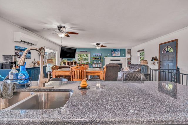 30 Crescent LN, Wirtz, VA 24184