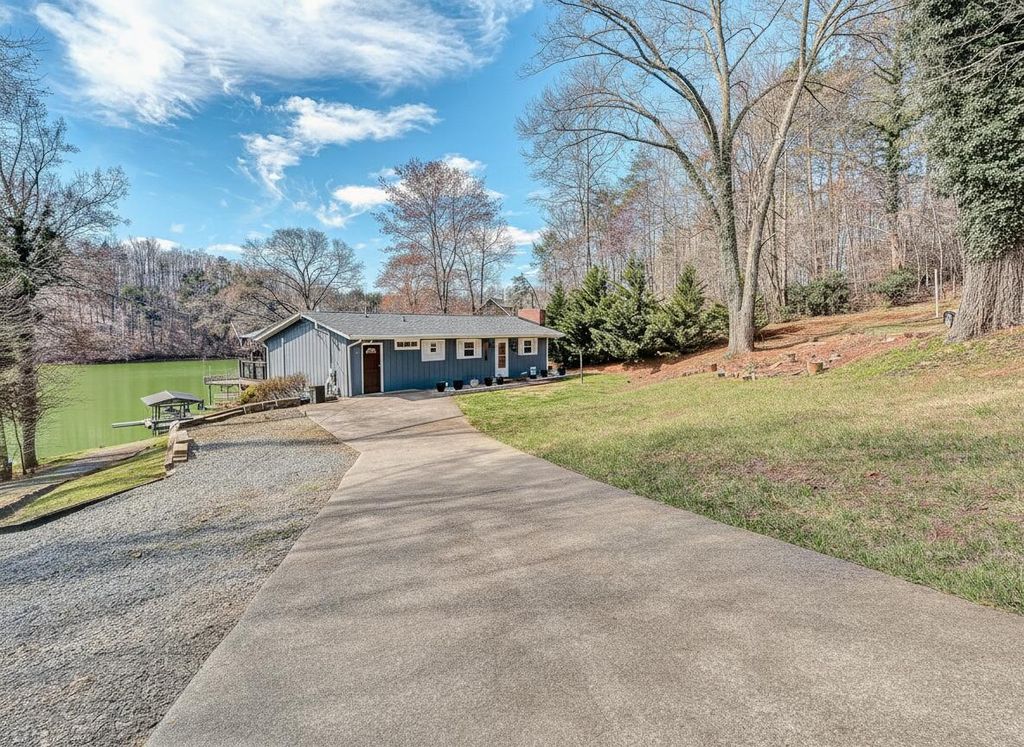 30 Crescent LN, Wirtz, VA 24184