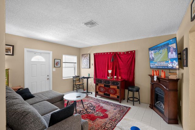 208 SW 2ND Place 1-2, Dania Beach, FL 33004