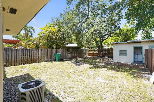 208 SW 2ND Place 1-2, Dania Beach, FL 33004