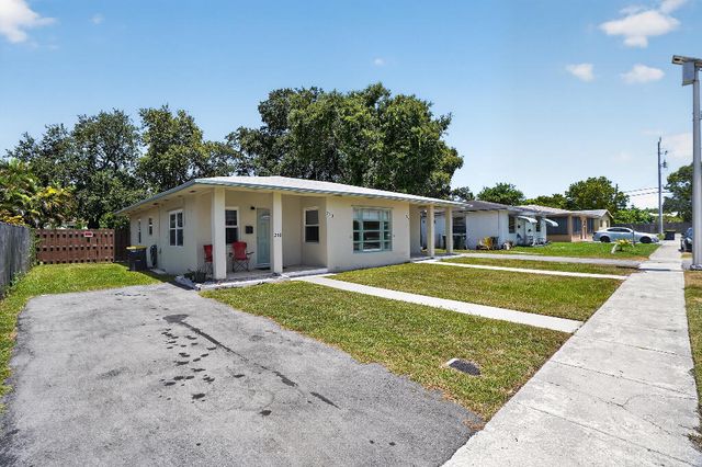 208 SW 2ND Place 1-2, Dania Beach, FL 33004