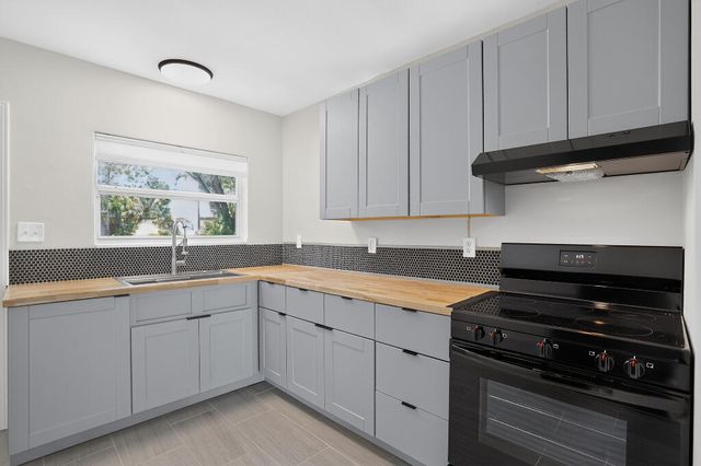 208 SW 2ND Place 1-2, Dania Beach, FL 33004