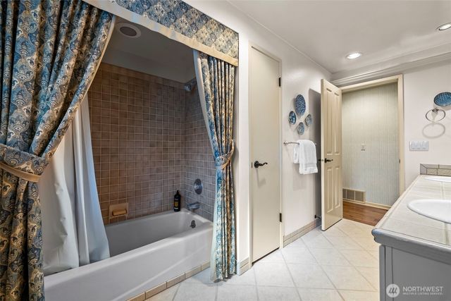 8902 Park Ridge Drive W, University Place, WA 98467