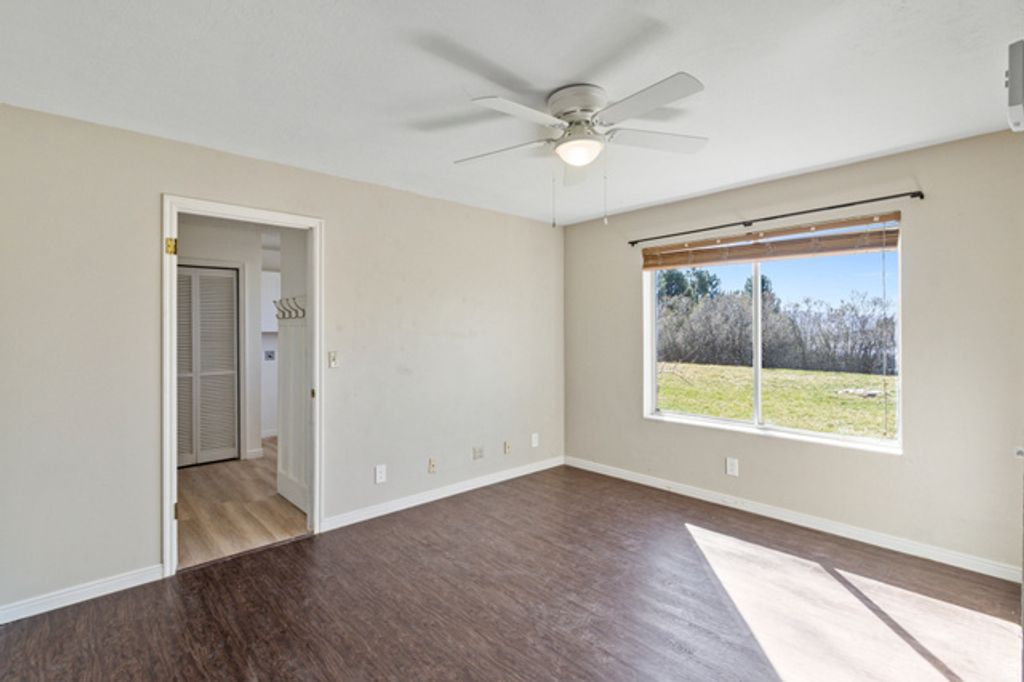 Image 10 of property listing at 307 S 400 E, Hyde Park, UT 84318