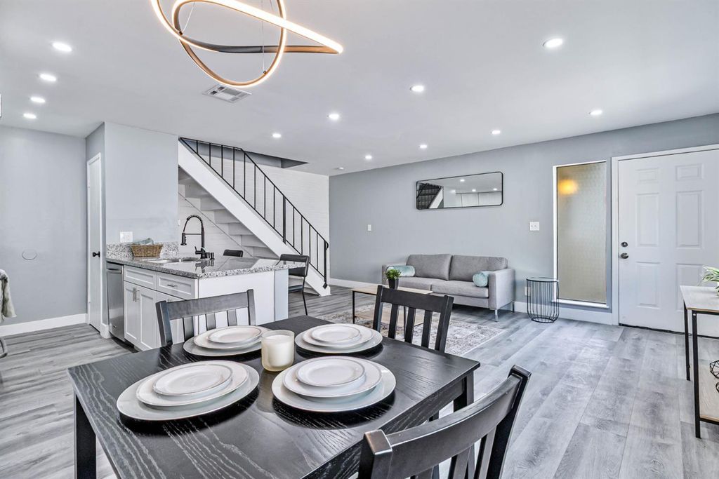 Image 10 of property listing at 4954 N Holt Avenue # 103, Fresno, CA 93705