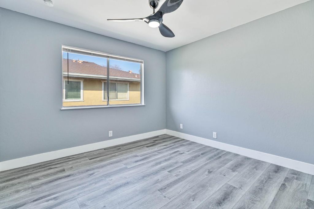 Image 16 of property listing at 4954 N Holt Avenue # 103, Fresno, CA 93705