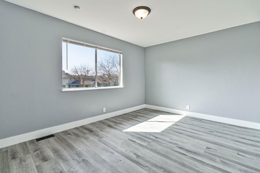 Image 19 of property listing at 4954 N Holt Avenue # 103, Fresno, CA 93705