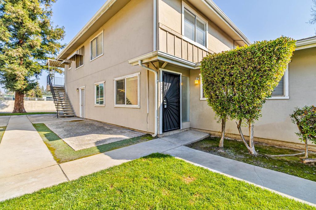 Image 2 of property listing at 4954 N Holt Avenue # 103, Fresno, CA 93705