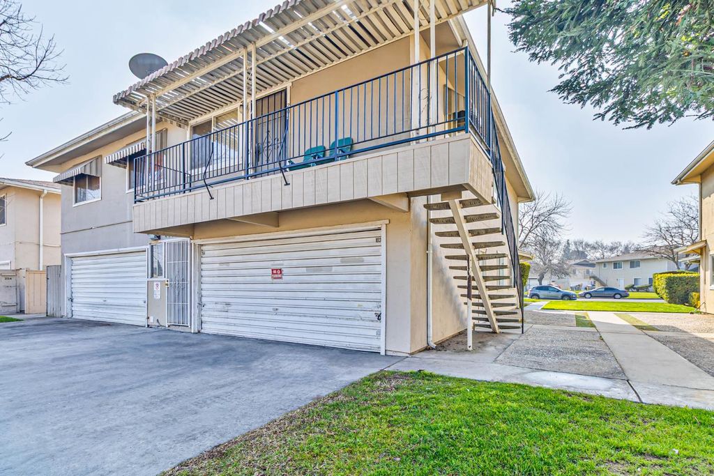 Image 22 of property listing at 4954 N Holt Avenue # 103, Fresno, CA 93705
