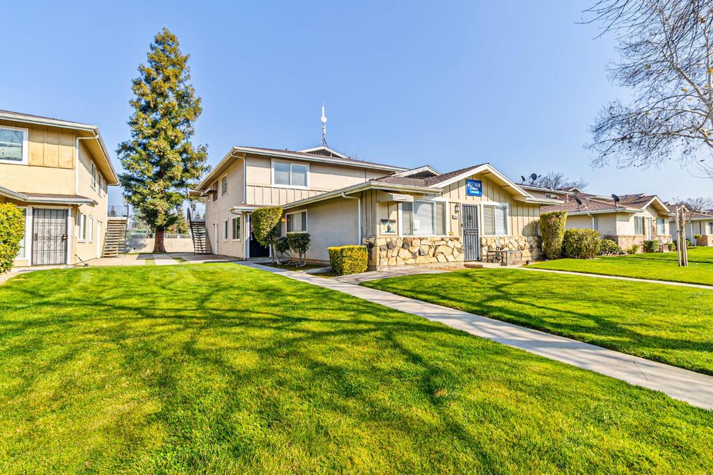 Image 3 of property listing at 4954 N Holt Avenue # 103, Fresno, CA 93705