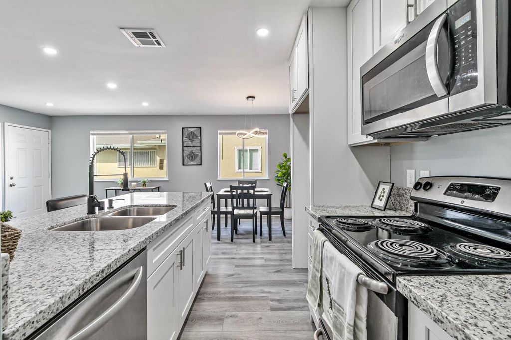 Image 4 of property listing at 4954 N Holt Avenue # 103, Fresno, CA 93705