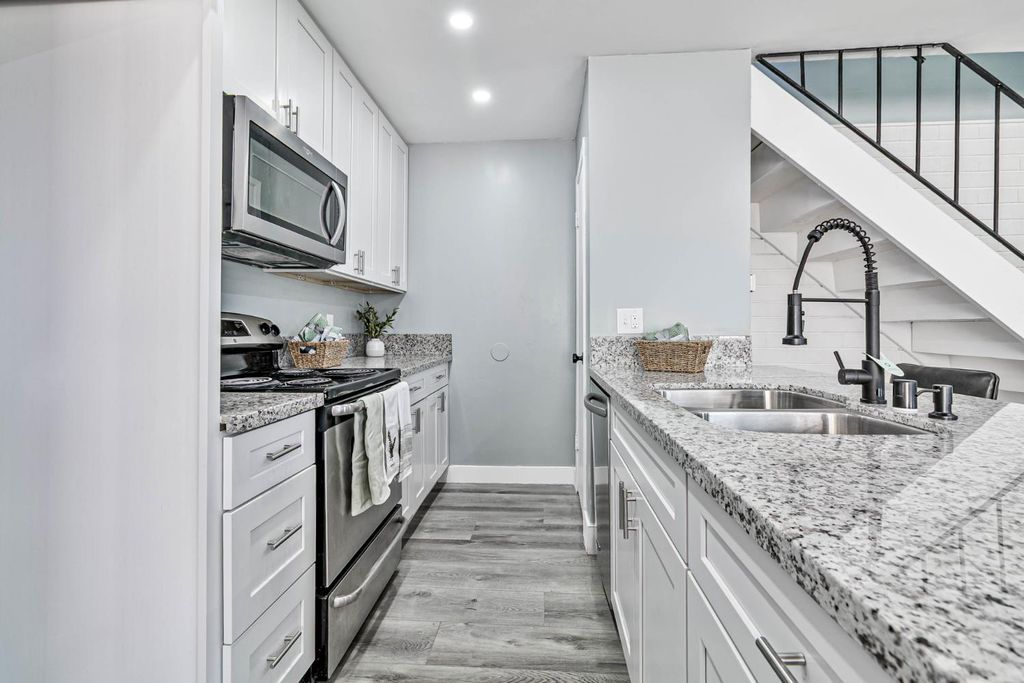 Image 5 of property listing at 4954 N Holt Avenue # 103, Fresno, CA 93705