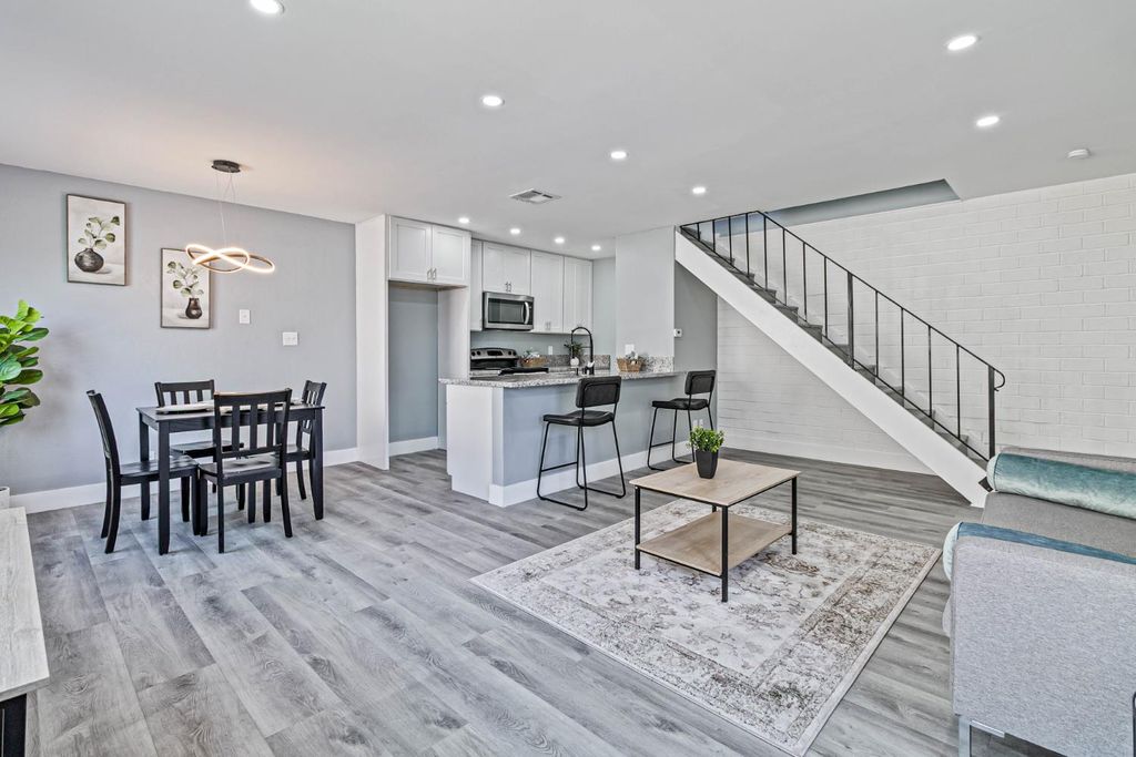 Image 7 of property listing at 4954 N Holt Avenue # 103, Fresno, CA 93705