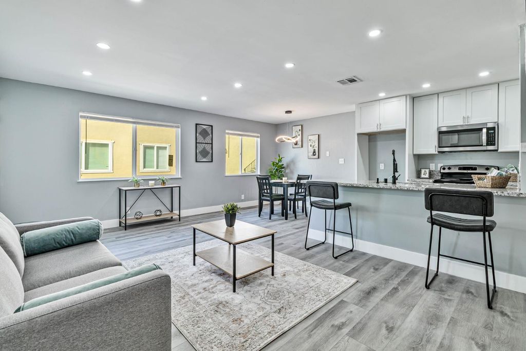 Image 8 of property listing at 4954 N Holt Avenue # 103, Fresno, CA 93705