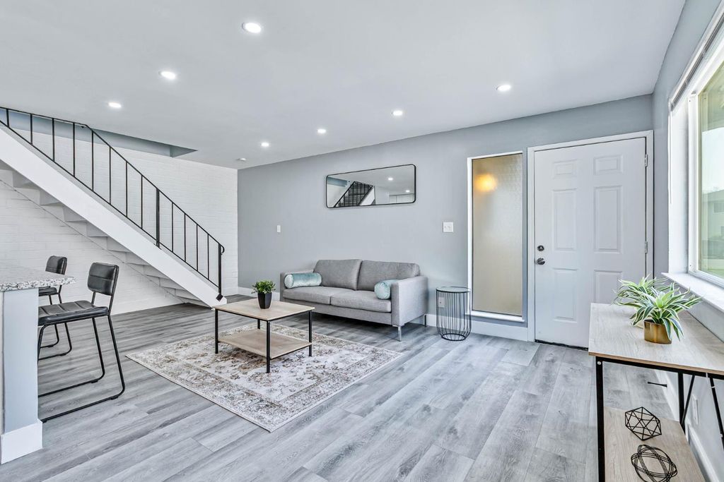 Image 9 of property listing at 4954 N Holt Avenue # 103, Fresno, CA 93705