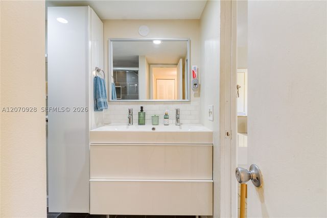 3095 N Oakland Forest Dr 104, Oakland Park, FL 33309