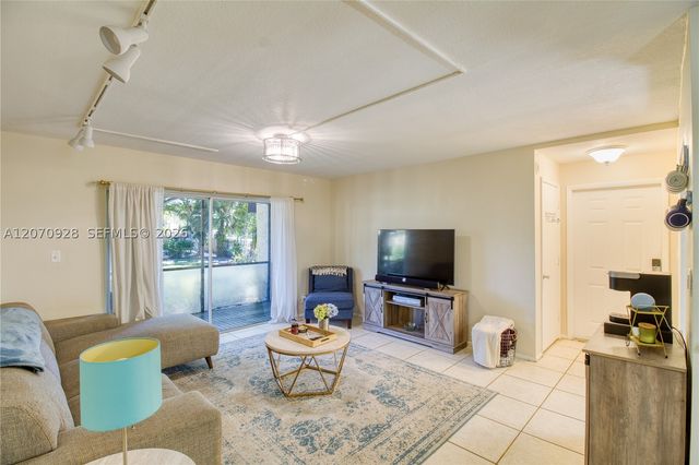 3095 N Oakland Forest Dr 104, Oakland Park, FL 33309
