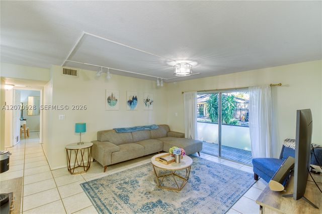 3095 N Oakland Forest Dr 104, Oakland Park, FL 33309