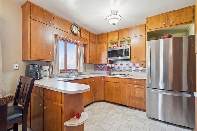 24 12th Ave SE, Oelwein, IA 50662