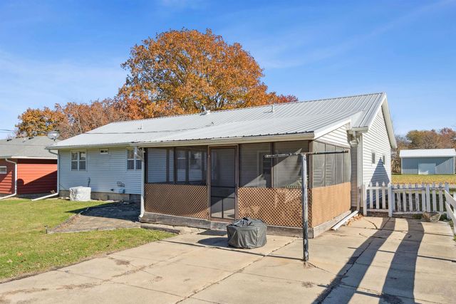 24 12th Ave SE, Oelwein, IA 50662