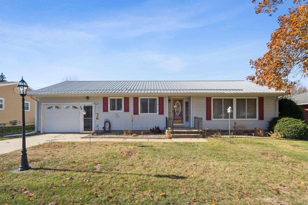 24 12th Ave SE, Oelwein, IA 50662