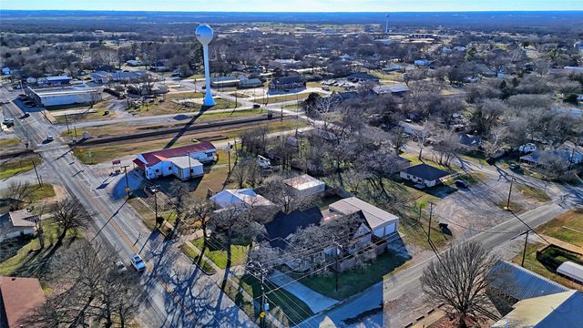 209 N Wickham Street, Alvord, TX 76225
