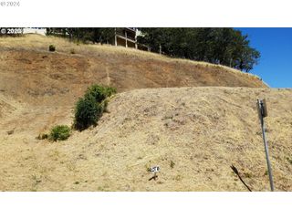 2503 Nw TROOST St 16, Roseburg, OR 97471