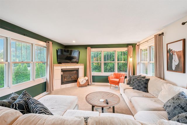 521 E 2nd Street S, Newton, IA 50208