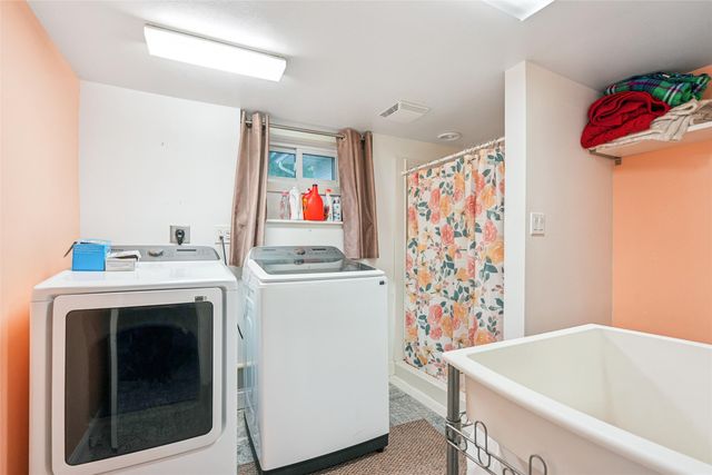 521 E 2nd Street S, Newton, IA 50208