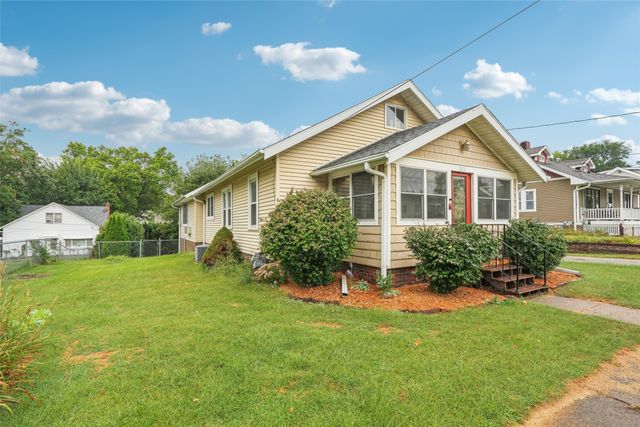 521 E 2nd Street S, Newton, IA 50208