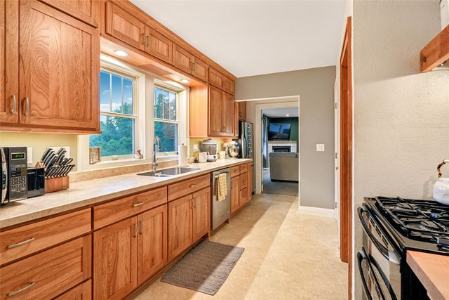 521 E 2nd Street S, Newton, IA 50208